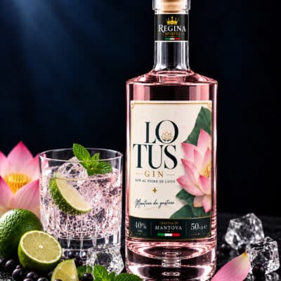 Lotus Gin Regina al fiore di loto con bottiglia e bicchiere