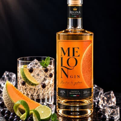 Melon Gin Regina con bottiglia e bicchiere