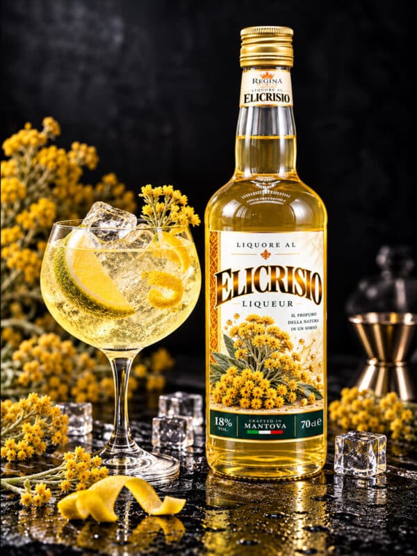 Liquore all’Elicriso Regina con bottiglia e bicchiere
