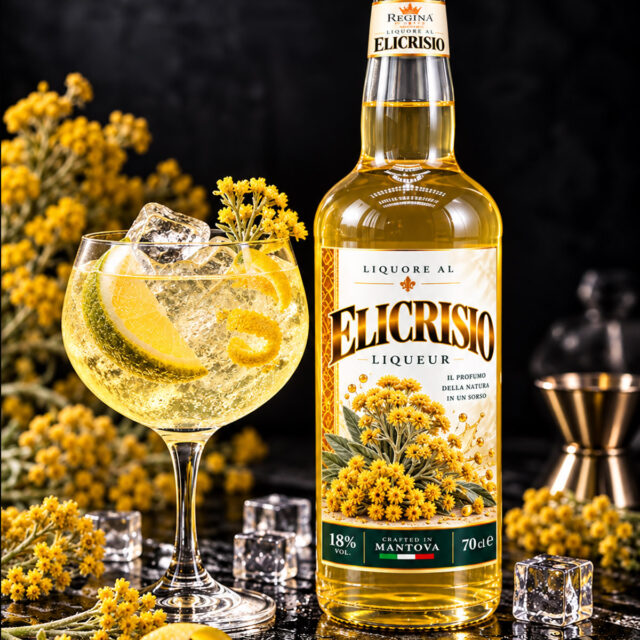 Liquore all’Elicriso Regina con bottiglia e bicchiere