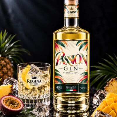 Passion Gin Regina agrumato con bottiglia, bicchiere e frutto della passione