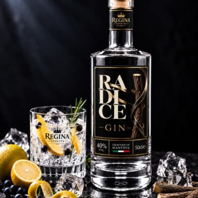 Radice Gin Regina con note di liquirizia, bottiglia e bicchiere