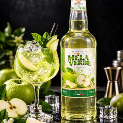 Liquore alla Mela Verde Regina con bottiglia e bicchiere