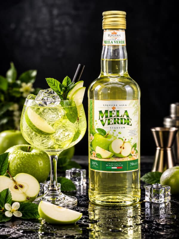 Liquore alla Mela Verde Regina con bottiglia e bicchiere
