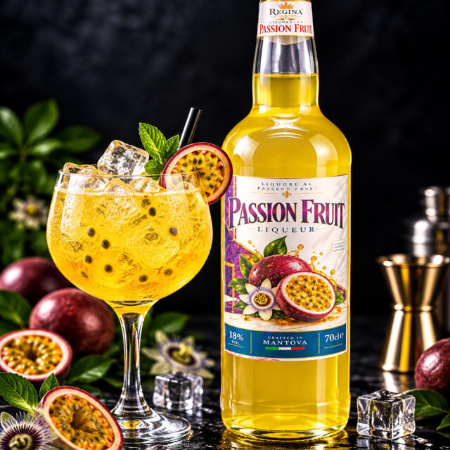 Liquore al Passion Fruit Regina con bottiglia e bicchiere