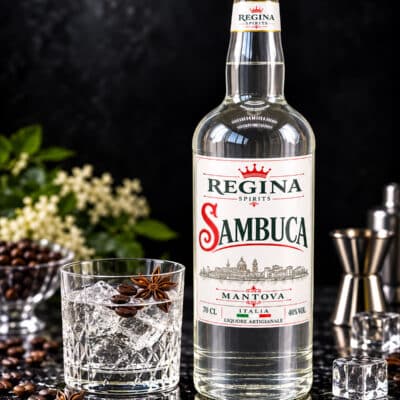Sambuca Regina con bicchiere e ghiaccio